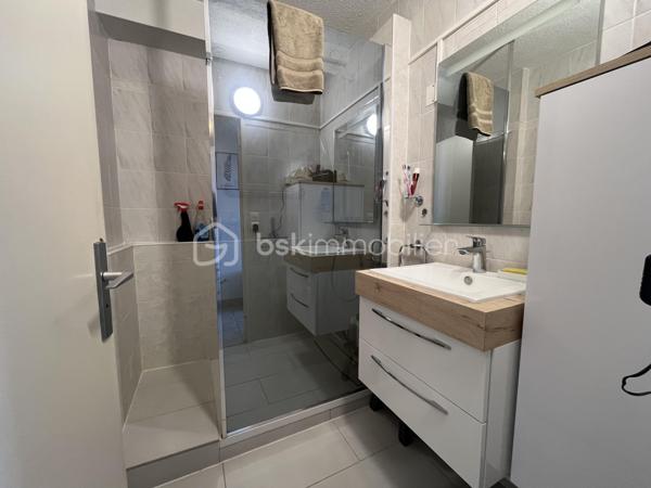 Très bel appartement de 70,25m2 loi Carrez au dernier et huitième étage d'une résidence sécurisée avec ascenseur.
Parking couvert avec entrée par portail automatique et cave.
Cet appartement propose une entrée de 10,5m2, une pièce de vie de 18m2, une cuisine indépendante et équipée, deux chambres, une salle d'eau moderne, un dressing et un toilette indépendant. Chauffage électrique par convecteurs, production de l'eau chaude sanitaire par cumulus électrique.
Exposition Ouest pour le balcon-terrasse de 8,9m2