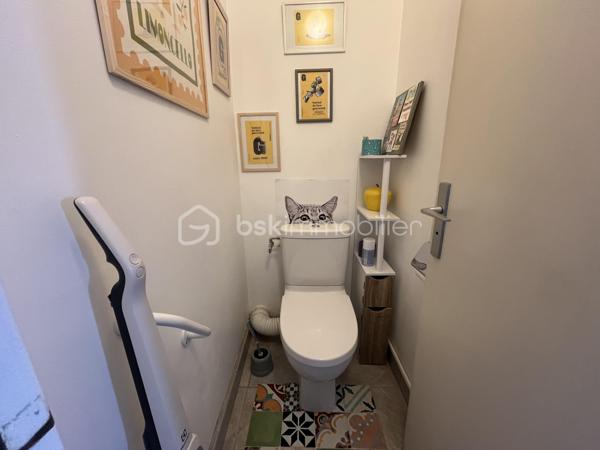 Très bel appartement de 70,25m2 loi Carrez au dernier et huitième étage d'une résidence sécurisée avec ascenseur.
Parking couvert avec entrée par portail automatique et cave.
Cet appartement propose une entrée de 10,5m2, une pièce de vie de 18m2, une cuisine indépendante et équipée, deux chambres, une salle d'eau moderne, un dressing et un toilette indépendant. Chauffage électrique par convecteurs, production de l'eau chaude sanitaire par cumulus électrique.
Exposition Ouest pour le balcon-terrasse de 8,9m2