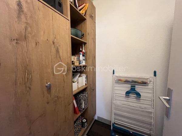 Très bel appartement de 70,25m2 loi Carrez au dernier et huitième étage d'une résidence sécurisée avec ascenseur.
Parking couvert avec entrée par portail automatique et cave.
Cet appartement propose une entrée de 10,5m2, une pièce de vie de 18m2, une cuisine indépendante et équipée, deux chambres, une salle d'eau moderne, un dressing et un toilette indépendant. Chauffage électrique par convecteurs, production de l'eau chaude sanitaire par cumulus électrique.
Exposition Ouest pour le balcon-terrasse de 8,9m2