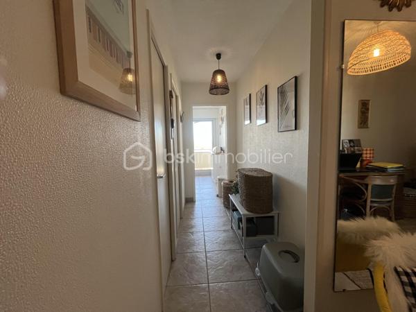 Très bel appartement de 70,25m2 loi Carrez au dernier et huitième étage d'une résidence sécurisée avec ascenseur.
Parking couvert avec entrée par portail automatique et cave.
Cet appartement propose une entrée de 10,5m2, une pièce de vie de 18m2, une cuisine indépendante et équipée, deux chambres, une salle d'eau moderne, un dressing et un toilette indépendant. Chauffage électrique par convecteurs, production de l'eau chaude sanitaire par cumulus électrique.
Exposition Ouest pour le balcon-terrasse de 8,9m2