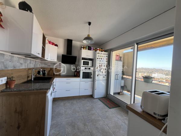 Très bel appartement de 70,25m2 loi Carrez au dernier et huitième étage d'une résidence sécurisée avec ascenseur.
Parking couvert avec entrée par portail automatique et cave.
Cet appartement propose une entrée de 10,5m2, une pièce de vie de 18m2, une cuisine indépendante et équipée, deux chambres, une salle d'eau moderne, un dressing et un toilette indépendant. Chauffage électrique par convecteurs, production de l'eau chaude sanitaire par cumulus électrique.
Exposition Ouest pour le balcon-terrasse de 8,9m2