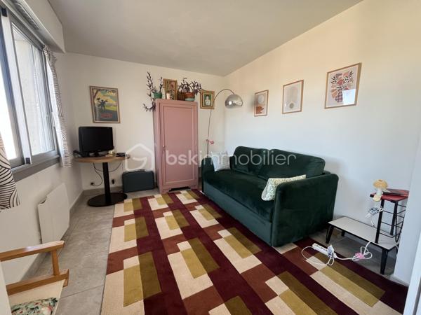 Très bel appartement de 70,25m2 loi Carrez au dernier et huitième étage d'une résidence sécurisée avec ascenseur.
Parking couvert avec entrée par portail automatique et cave.
Cet appartement propose une entrée de 10,5m2, une pièce de vie de 18m2, une cuisine indépendante et équipée, deux chambres, une salle d'eau moderne, un dressing et un toilette indépendant. Chauffage électrique par convecteurs, production de l'eau chaude sanitaire par cumulus électrique.
Exposition Ouest pour le balcon-terrasse de 8,9m2