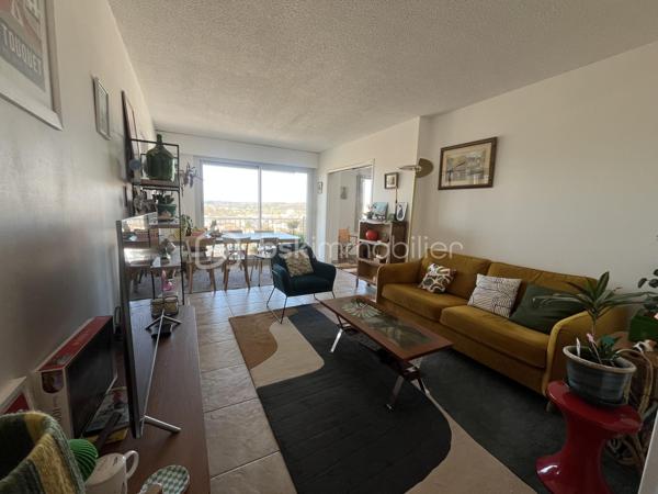 Très bel appartement de 70,25m2 loi Carrez au dernier et huitième étage d'une résidence sécurisée avec ascenseur.
Parking couvert avec entrée par portail automatique et cave.
Cet appartement propose une entrée de 10,5m2, une pièce de vie de 18m2, une cuisine indépendante et équipée, deux chambres, une salle d'eau moderne, un dressing et un toilette indépendant. Chauffage électrique par convecteurs, production de l'eau chaude sanitaire par cumulus électrique.
Exposition Ouest pour le balcon-terrasse de 8,9m2