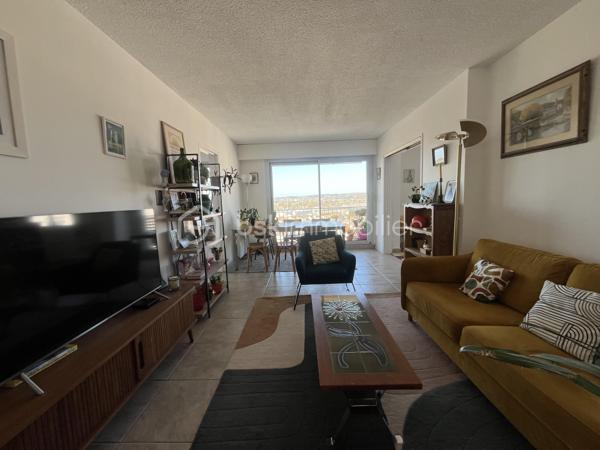 Très bel appartement de 70,25m2 loi Carrez au dernier et huitième étage d'une résidence sécurisée avec ascenseur.
Parking couvert avec entrée par portail automatique et cave.
Cet appartement propose une entrée de 10,5m2, une pièce de vie de 18m2, une cuisine indépendante et équipée, deux chambres, une salle d'eau moderne, un dressing et un toilette indépendant. Chauffage électrique par convecteurs, production de l'eau chaude sanitaire par cumulus électrique.
Exposition Ouest pour le balcon-terrasse de 8,9m2