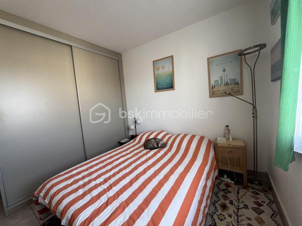 Très bel appartement de 70,25m2 loi Carrez au dernier et huitième étage d'une résidence sécurisée avec ascenseur.
Parking couvert avec entrée par portail automatique et cave.
Cet appartement propose une entrée de 10,5m2, une pièce de vie de 18m2, une cuisine indépendante et équipée, deux chambres, une salle d'eau moderne, un dressing et un toilette indépendant. Chauffage électrique par convecteurs, production de l'eau chaude sanitaire par cumulus électrique.
Exposition Ouest pour le balcon-terrasse de 8,9m2