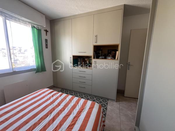Très bel appartement de 70,25m2 loi Carrez au dernier et huitième étage d'une résidence sécurisée avec ascenseur.
Parking couvert avec entrée par portail automatique et cave.
Cet appartement propose une entrée de 10,5m2, une pièce de vie de 18m2, une cuisine indépendante et équipée, deux chambres, une salle d'eau moderne, un dressing et un toilette indépendant. Chauffage électrique par convecteurs, production de l'eau chaude sanitaire par cumulus électrique.
Exposition Ouest pour le balcon-terrasse de 8,9m2