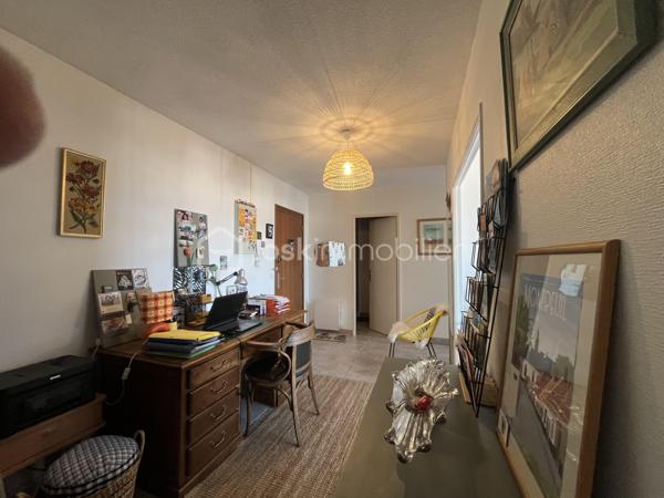 Très bel appartement de 70,25m2 loi Carrez au dernier et huitième étage d'une résidence sécurisée avec ascenseur.
Parking couvert avec entrée par portail automatique et cave.
Cet appartement propose une entrée de 10,5m2, une pièce de vie de 18m2, une cuisine indépendante et équipée, deux chambres, une salle d'eau moderne, un dressing et un toilette indépendant. Chauffage électrique par convecteurs, production de l'eau chaude sanitaire par cumulus électrique.
Exposition Ouest pour le balcon-terrasse de 8,9m2