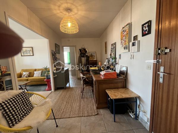 Très bel appartement de 70,25m2 loi Carrez au dernier et huitième étage d'une résidence sécurisée avec ascenseur.
Parking couvert avec entrée par portail automatique et cave.
Cet appartement propose une entrée de 10,5m2, une pièce de vie de 18m2, une cuisine indépendante et équipée, deux chambres, une salle d'eau moderne, un dressing et un toilette indépendant. Chauffage électrique par convecteurs, production de l'eau chaude sanitaire par cumulus électrique.
Exposition Ouest pour le balcon-terrasse de 8,9m2