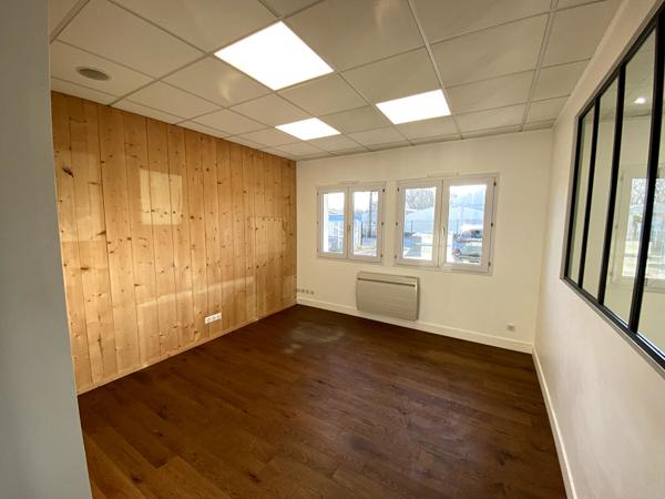 A VENDRE : Très beau Batiment d'activité 855 m2 (RDC 635 + étages 220) situé au NORD de NANTES