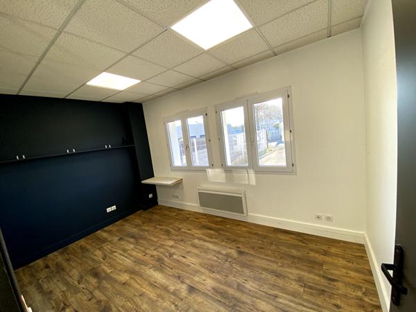 A VENDRE : Très beau Batiment d'activité 855 m2 (RDC 635 + étages 220) situé au NORD de NANTES