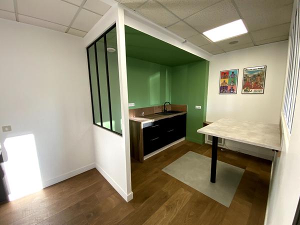 A VENDRE : Très beau Batiment d'activité 855 m2 (RDC 635 + étages 220) situé au NORD de NANTES