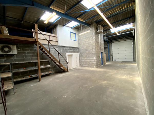 A VENDRE : Très beau Batiment d'activité 855 m2 (RDC 635 + étages 220) situé au NORD de NANTES