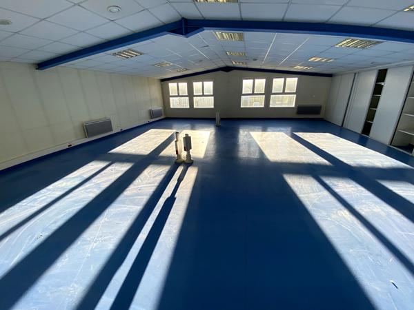 A VENDRE : Très beau Batiment d'activité 855 m2 (RDC 635 + étages 220) situé au NORD de NANTES