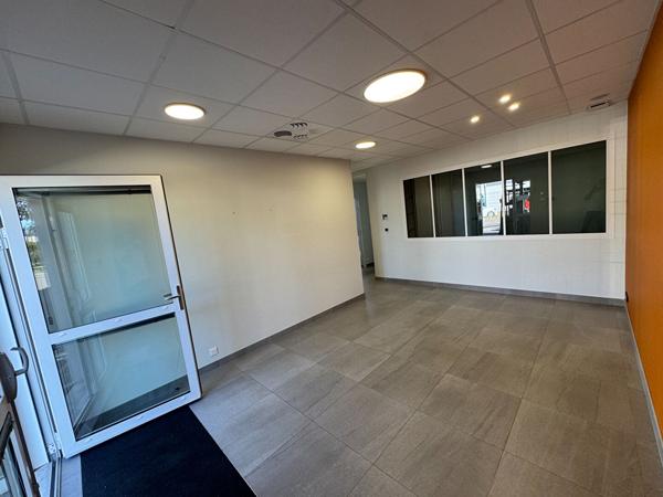 A VENDRE : Très beau Batiment d'activité 855 m2 (RDC 635 + étages 220) situé au NORD de NANTES
