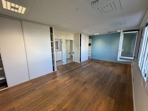 A VENDRE : Très beau Batiment d'activité 855 m2 (RDC 635 + étages 220) situé au NORD de NANTES