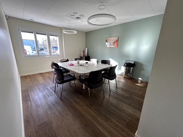 A VENDRE : Très beau Batiment d'activité 855 m2 (RDC 635 + étages 220) situé au NORD de NANTES