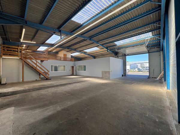 A VENDRE : Très beau Batiment d'activité 855 m2 (RDC 635 + étages 220) situé au NORD de NANTES