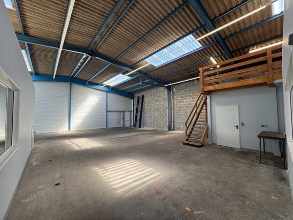 A VENDRE : Très beau Batiment d'activité 855 m2 (RDC 635 + étages 220) situé au NORD de NANTES