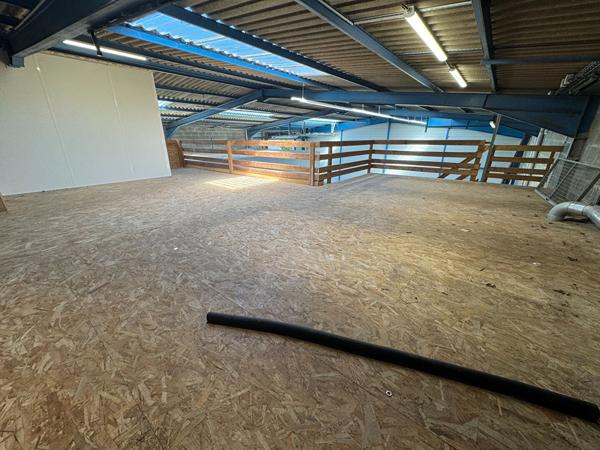 A VENDRE : Très beau Batiment d'activité 855 m2 (RDC 635 + étages 220) situé au NORD de NANTES