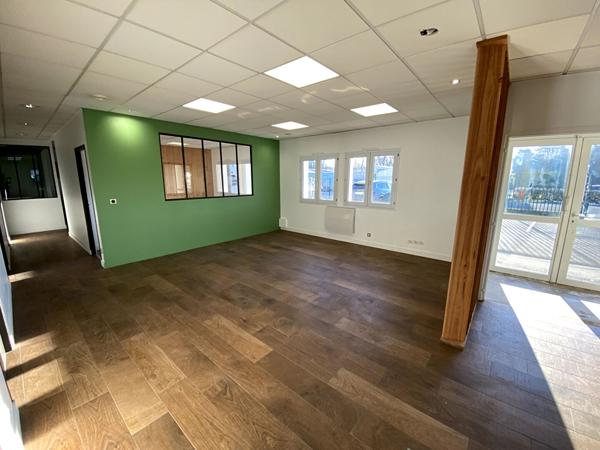 A VENDRE : Très beau Batiment d'activité 855 m2 (RDC 635 + étages 220) situé au NORD de NANTES