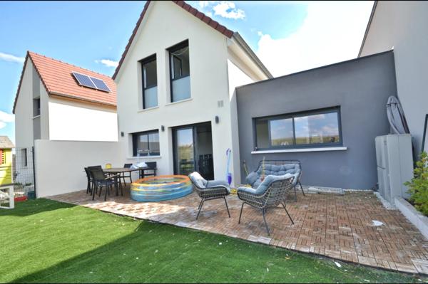 Dijon Est - Neuilly-les-Dijon, maison T6 de 2018, de 130 m², sur 337 m² dans un quartier accueillant et bienveillant. VISITE VIRTUELLE SUR DEMANDE !