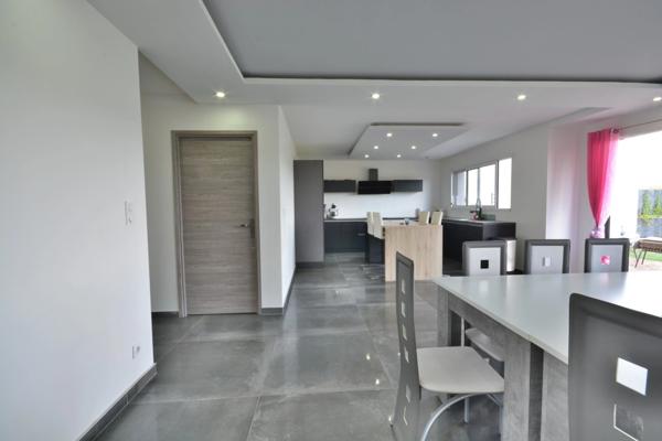Dijon Est - Neuilly-les-Dijon, maison T6 de 2018, de 130 m², sur 337 m² dans un quartier accueillant et bienveillant. VISITE VIRTUELLE SUR DEMANDE !