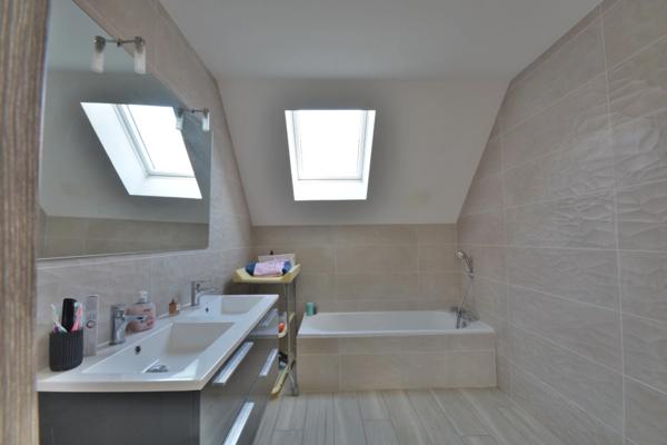 Dijon Est - Neuilly-les-Dijon, maison T6 de 2018, de 130 m², sur 337 m² dans un quartier accueillant et bienveillant. VISITE VIRTUELLE SUR DEMANDE !