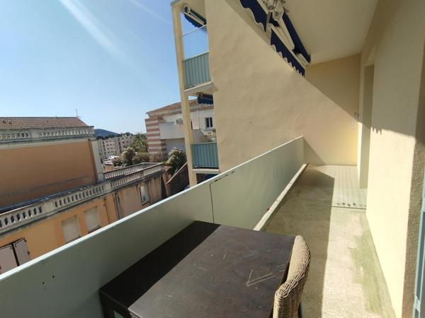 T4 lumineux de 63m2 avec balcons et cave.