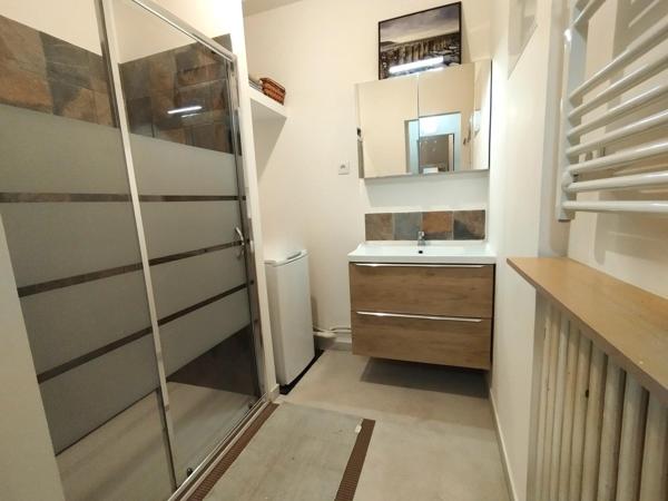 T4 lumineux de 63m2 avec balcons et cave.
