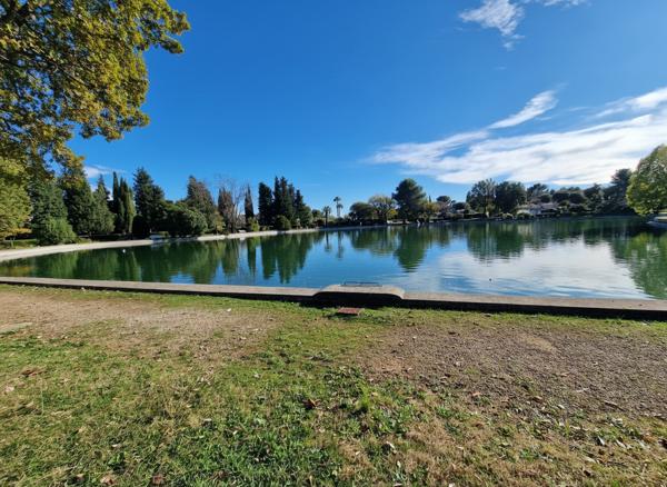 MAISON MITOYENNE D'UN CÔTÉ DE TYPE 3 PIÈCES DANS DOMAINE SÉCURISÉ