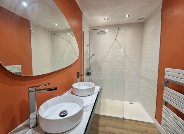 MAISON MITOYENNE D'UN CÔTÉ DE TYPE 3 PIÈCES DANS DOMAINE SÉCURISÉ