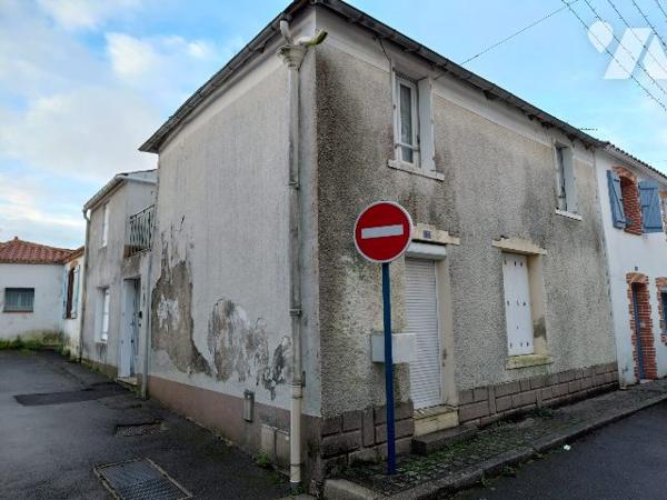 PLEIN CENTRE DE LA GARNACHE - MAISON A RENOVER - 105 M²