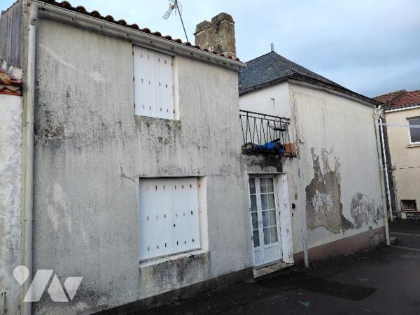 PLEIN CENTRE DE LA GARNACHE - MAISON A RENOVER - 105 M²