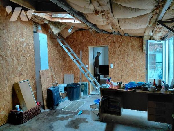 PLEIN CENTRE DE LA GARNACHE - MAISON A RENOVER - 105 M²