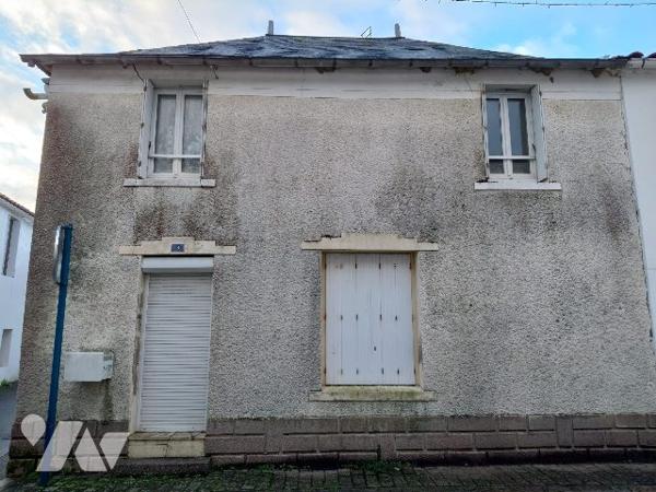 PLEIN CENTRE DE LA GARNACHE - MAISON A RENOVER - 105 M²