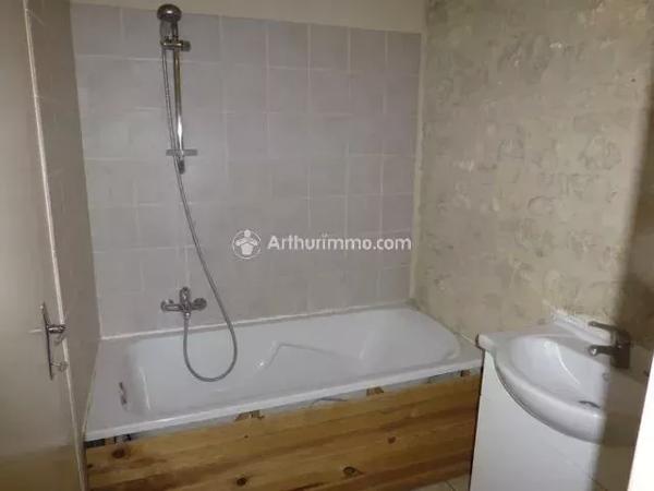 Vente Immeuble 16 pièces 320 m2 à Saint-Jean-d'Angély