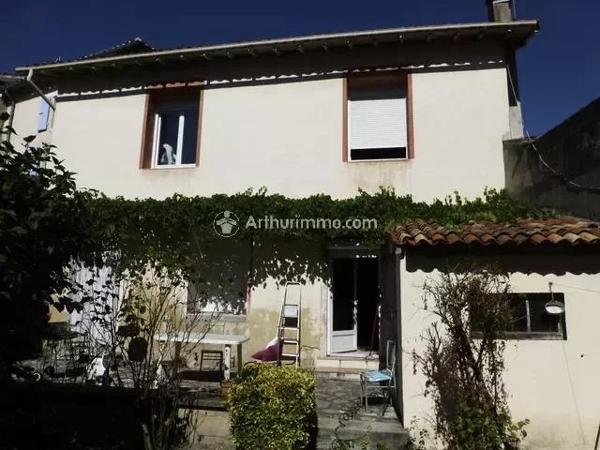 Vente Immeuble 16 pièces 320 m2 à Saint-Jean-d'Angély