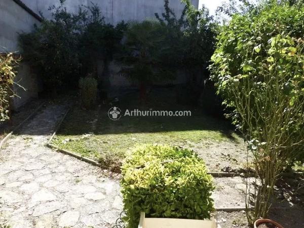 Vente Immeuble 16 pièces 320 m2 à Saint-Jean-d'Angély