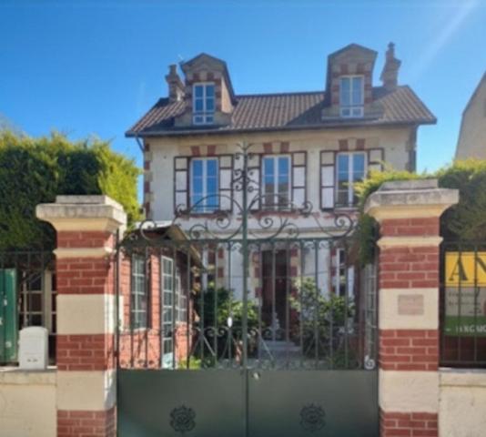 Magnifique propriété idéalement située en plein centre-ville de Ouistreham,à seulement trois minutes de la mer,sur un terrain de 417 m2. .