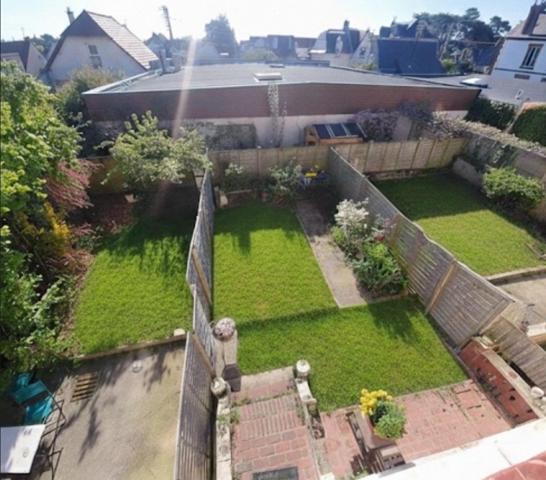 Magnifique propriété idéalement située en plein centre-ville de Ouistreham,à seulement trois minutes de la mer,sur un terrain de 417 m2. .