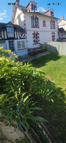 Magnifique propriété idéalement située en plein centre-ville de Ouistreham,à seulement trois minutes de la mer,sur un terrain de 417 m2. .