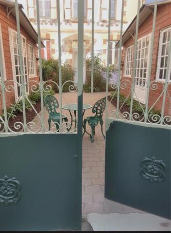 Magnifique propriété idéalement située en plein centre-ville de Ouistreham,à seulement trois minutes de la mer,sur un terrain de 417 m2. .