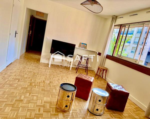 Studio complètement rénové dans une résidene avec ascenseur, place de parking couverte et cave de 15m2!
