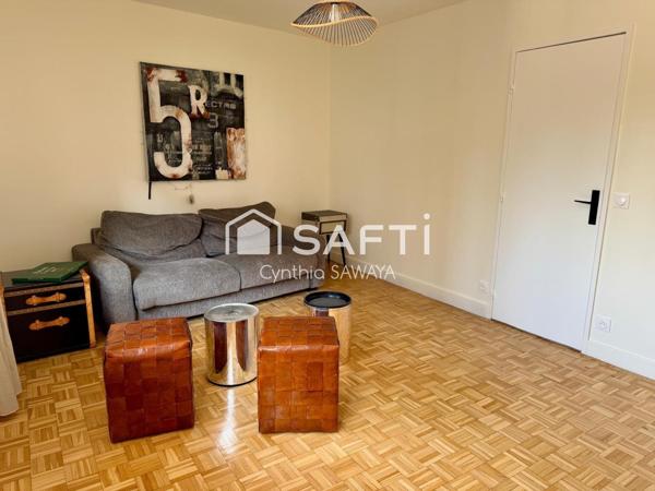 Studio complètement rénové dans une résidene avec ascenseur, place de parking couverte et cave de 15m2!