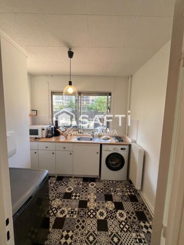 Studio complètement rénové dans une résidene avec ascenseur, place de parking couverte et cave de 15m2!