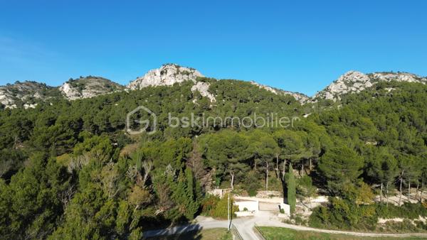 À vendre – Hangar d’environ 400 m² sur terrain de 3 137 m² – Au pied du Luberon

Situé en pleine campagne, au pied du Luberon, dans un environnement calme, naturel et préservé, ce hangar d’environ **400 m²** est implanté sur une belle parcelle plate de **3 137 m²**, exposée plein sud.
Initialement destiné à une activité de **garage automobile et de mécanique**, ce bien offre un beau potentiel pour un projet professionnel ou de stockage.
Le terrain est viabilisé : le hangar est raccordé à **l’eau de ville et à l’électricité** et dispose d’un **assainissement individuel par fosse septique conforme aux normes en vigueur**.
La parcelle est située en **zone agricole et non constructible**. Il est donc important de préciser que **le bien ne peut pas être utilisé à usage d’habitation** et qu’aucune construction à vocation résidentielle ne peut y être réalisée.
L’environnement est particulièrement recherché, avec très peu de constructions aux alentours, offrant ainsi un cadre paisible et préservé, aux portes du Luberon.
Un bien rare dans un secteur prisé, idéal pour un projet professionnel, une activité artisanale, du stockage ou un usage correspondant à la réglementation applicable en zone agricole.**

Et un  Bureau  de plain-pied – 3 pièces – 73 m² – Parcelle 397 m²
Ce bureau qui a l'apparence d'une maison habitable ,  est actuellement en usage de bureau ,une déclaration préalable pour l'usage en habitation est en cours .
Il est mitoyen à un hangar .
Situé au pied du Luberon, construit en 1990, offre un cadre de vie privilégié sur une parcelle entièrement close et arborée de 397 m².
D’une superficie d’environ 73 m² habitables, il se compose d’un vaste séjour lumineux, d’une cuisine ouverte, de deux chambres, d’une salle d’eau, d’un WC indépendant, d’une mezzanine offrant un espace supplémentaire polyvalent, ainsi que d’un garage.
À l’extérieur, une terrasse permet de profiter pleinement des belles journées provençales.
La toiture est en amiante .
La propriété offre la possibilité de stationner plusieurs véhicules à l’intérieur du jardin.
Il est idéalement situé au calme, au pied de la colline, et bénéficie d’un environnement naturel privilégié.
Il est raccordé à une fosse septique conforme.