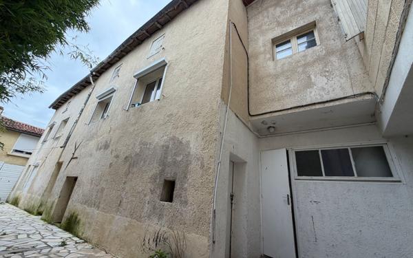 Immeuble à vendre    15 pièces •  Saintes