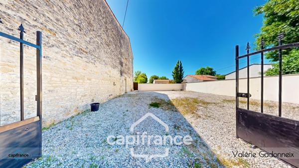 Gensac-La-Pallue, à vendre, Maison de Maître, en pierre, 6 chambres, piscine, grange de 118 m2, le tout sur une parcelle cadastrée de 1314 m2.