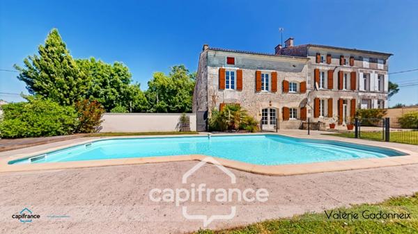 Gensac-La-Pallue, à vendre, Maison de Maître, en pierre, 6 chambres, piscine, grange de 118 m2, le tout sur une parcelle cadastrée de 1314 m2.