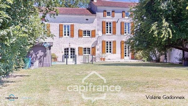 Gensac-La-Pallue, à vendre, Maison de Maître, en pierre, 6 chambres, piscine, grange de 118 m2, le tout sur une parcelle cadastrée de 1314 m2.